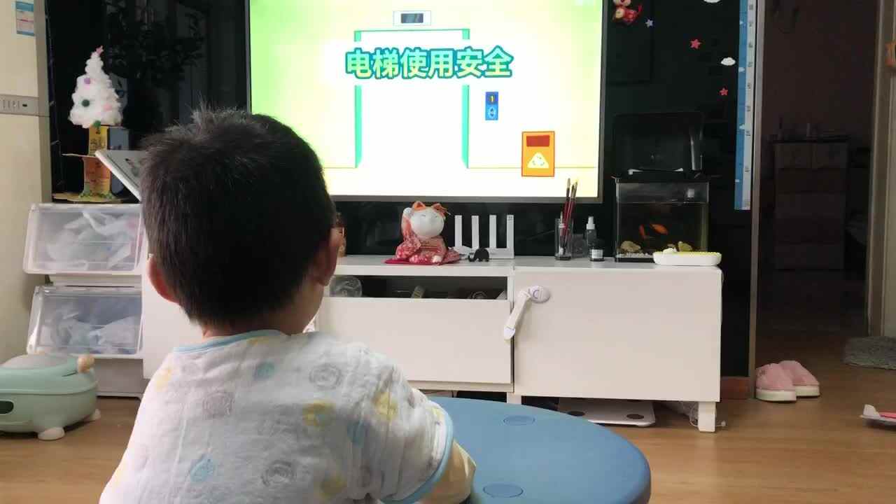 20221111中A班郭睿珩-观看电梯使用安全视频.mp4