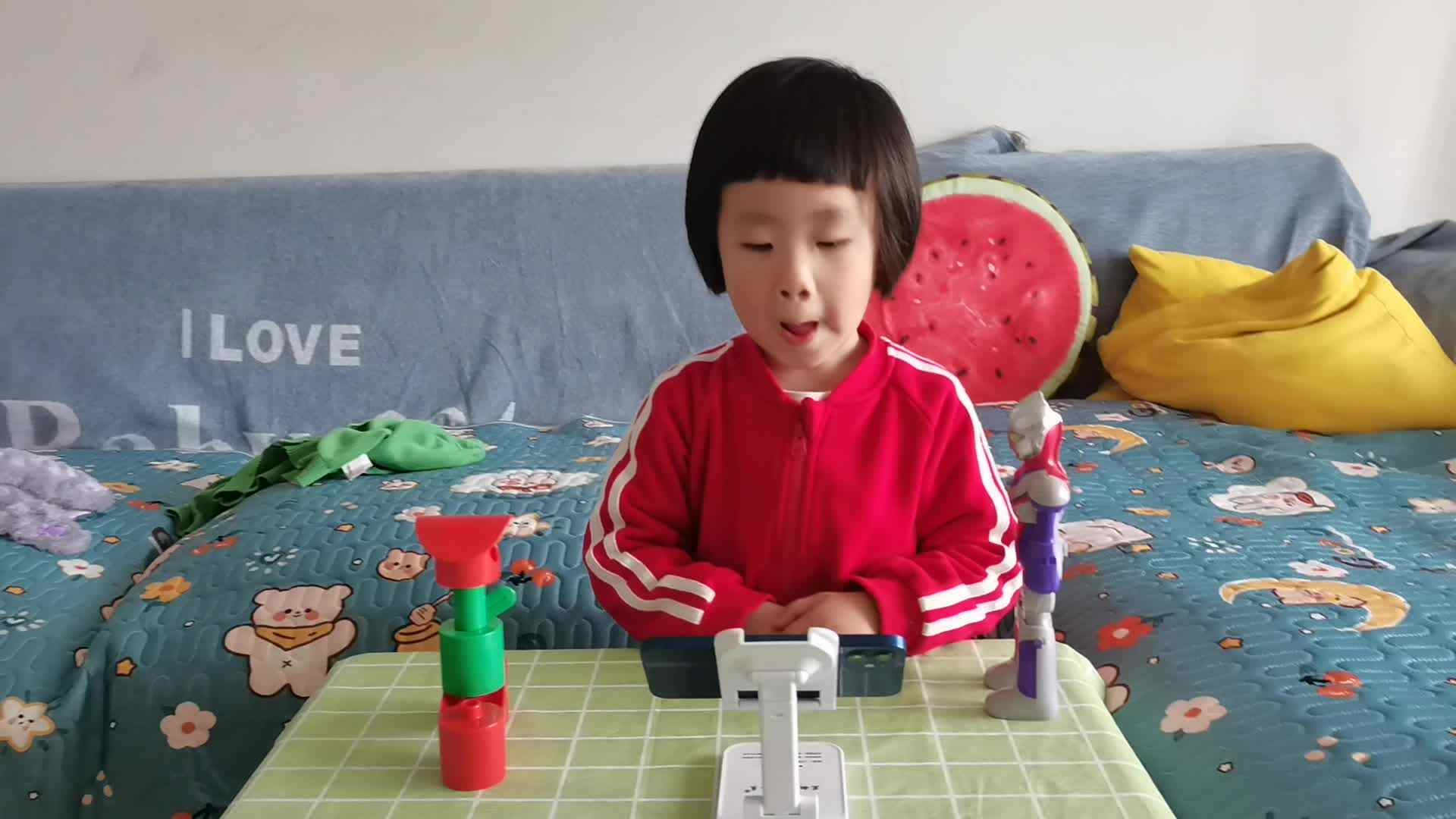 观看跟读《RAZ-AA-toys》.mp4