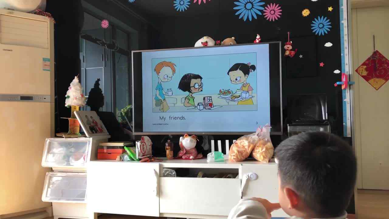 20221125中A班郭睿珩-观看Lunch at School视频.mp4
