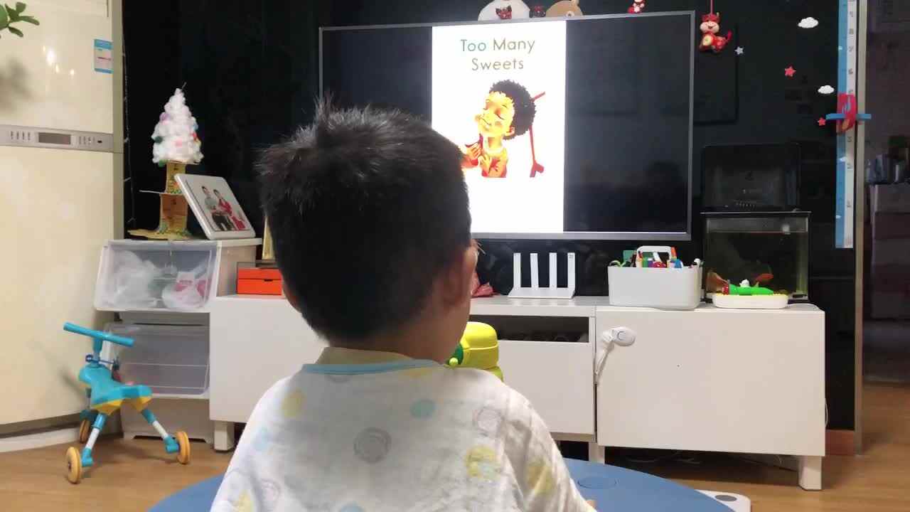 20221124中A班郭睿珩-观看Too Many Sweets视频.mp4