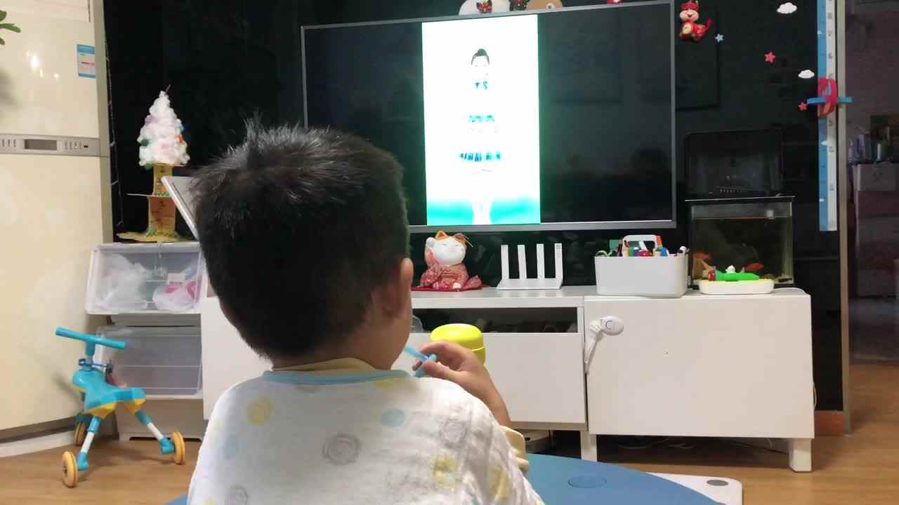 20221124中A班郭睿珩-观看快乐起床歌视频.mp4