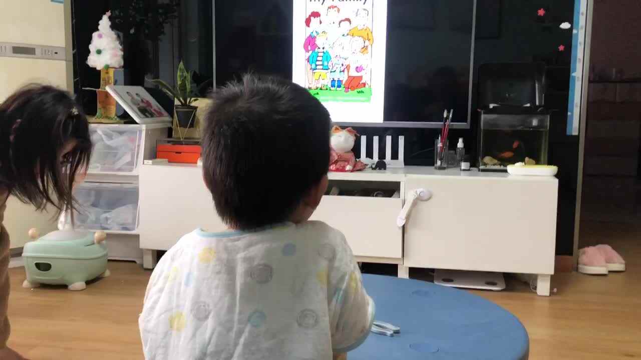 20221110中A班郭睿珩-观看My Famliy视频.mp4