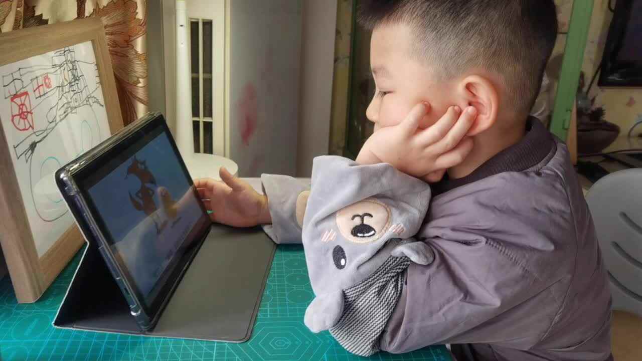 观看绘本聪明的小鸡