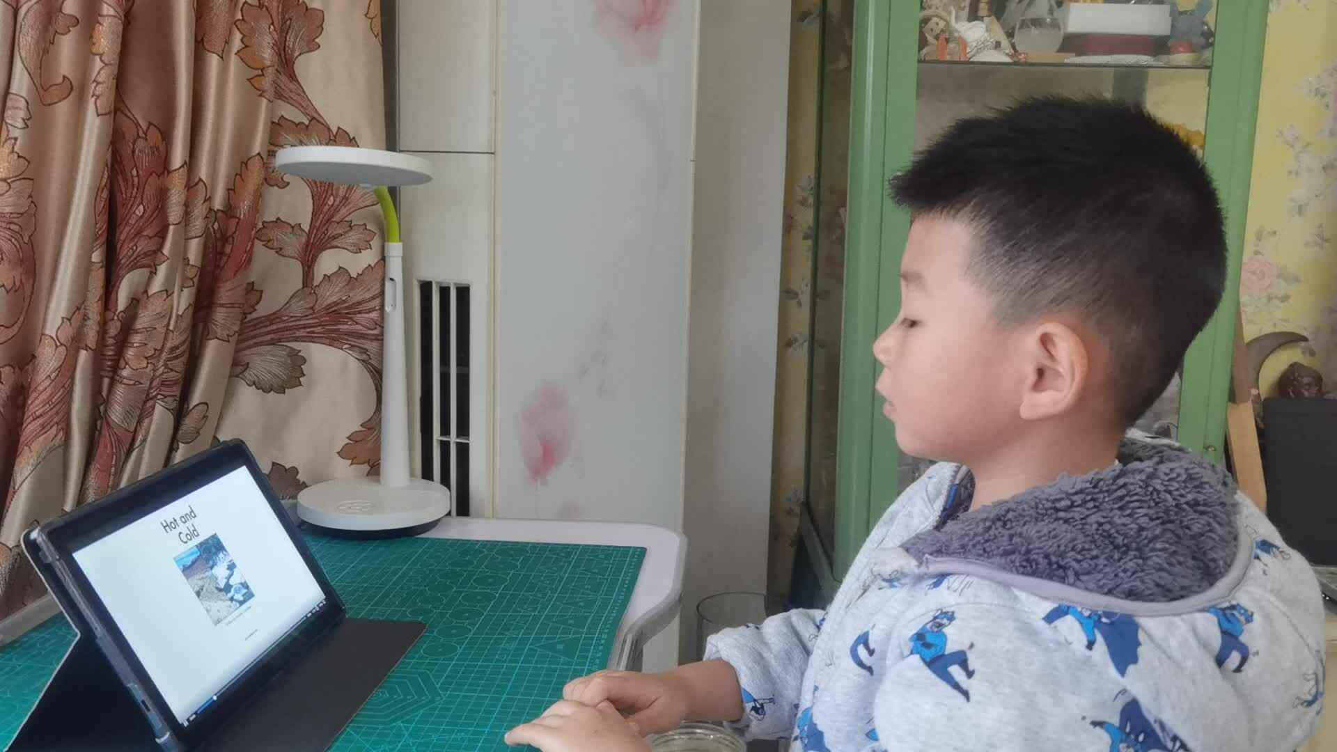 观看英语绘本 热和冷