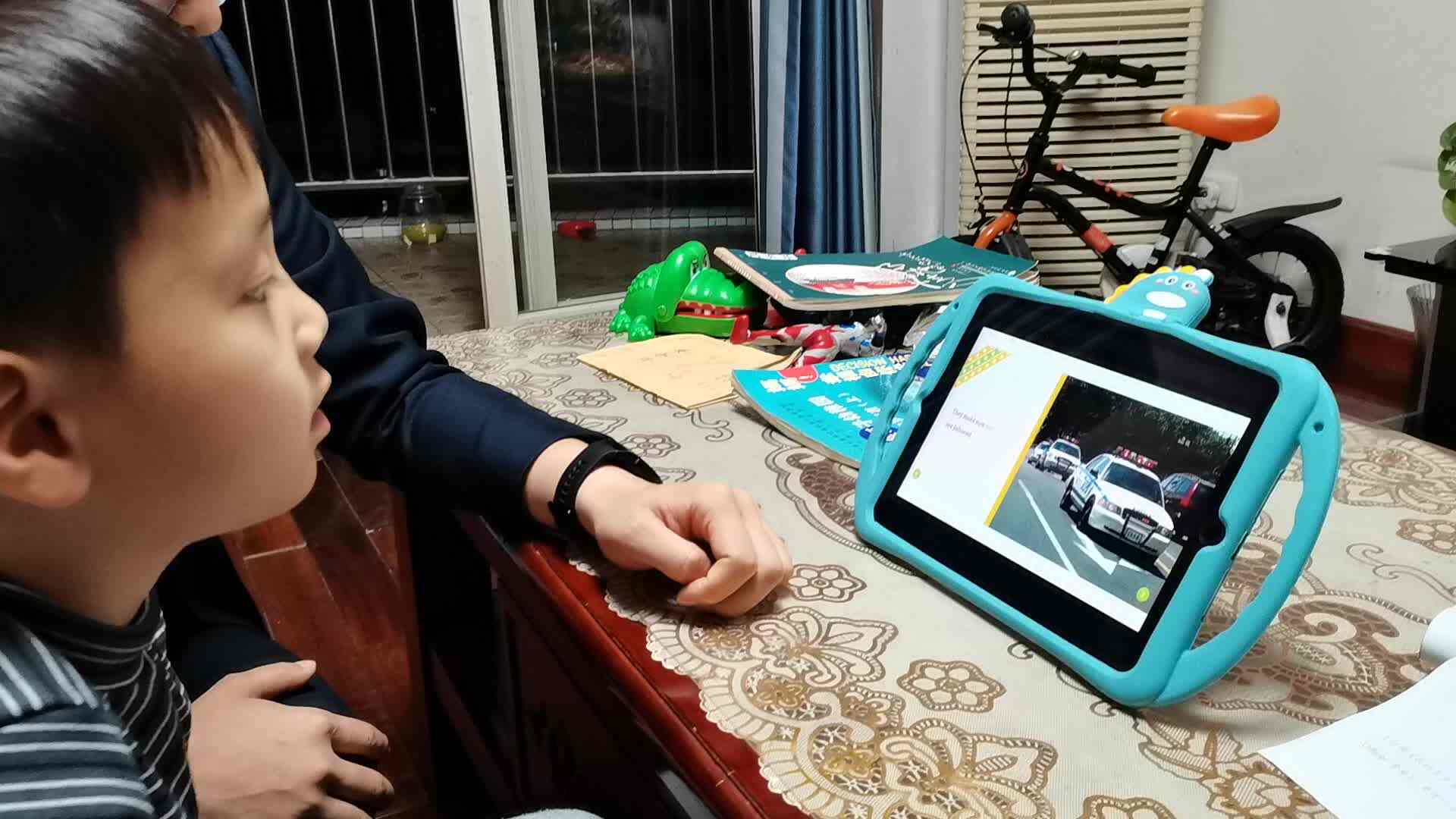 ⁣⁣11月5日昌奕乐观看英语视频《police officer警察》