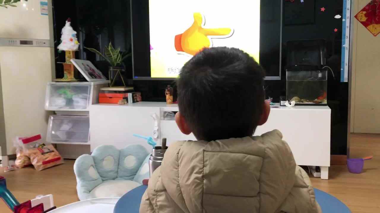 20221130中A班郭睿珩-观看小手拍拍视频.mp4