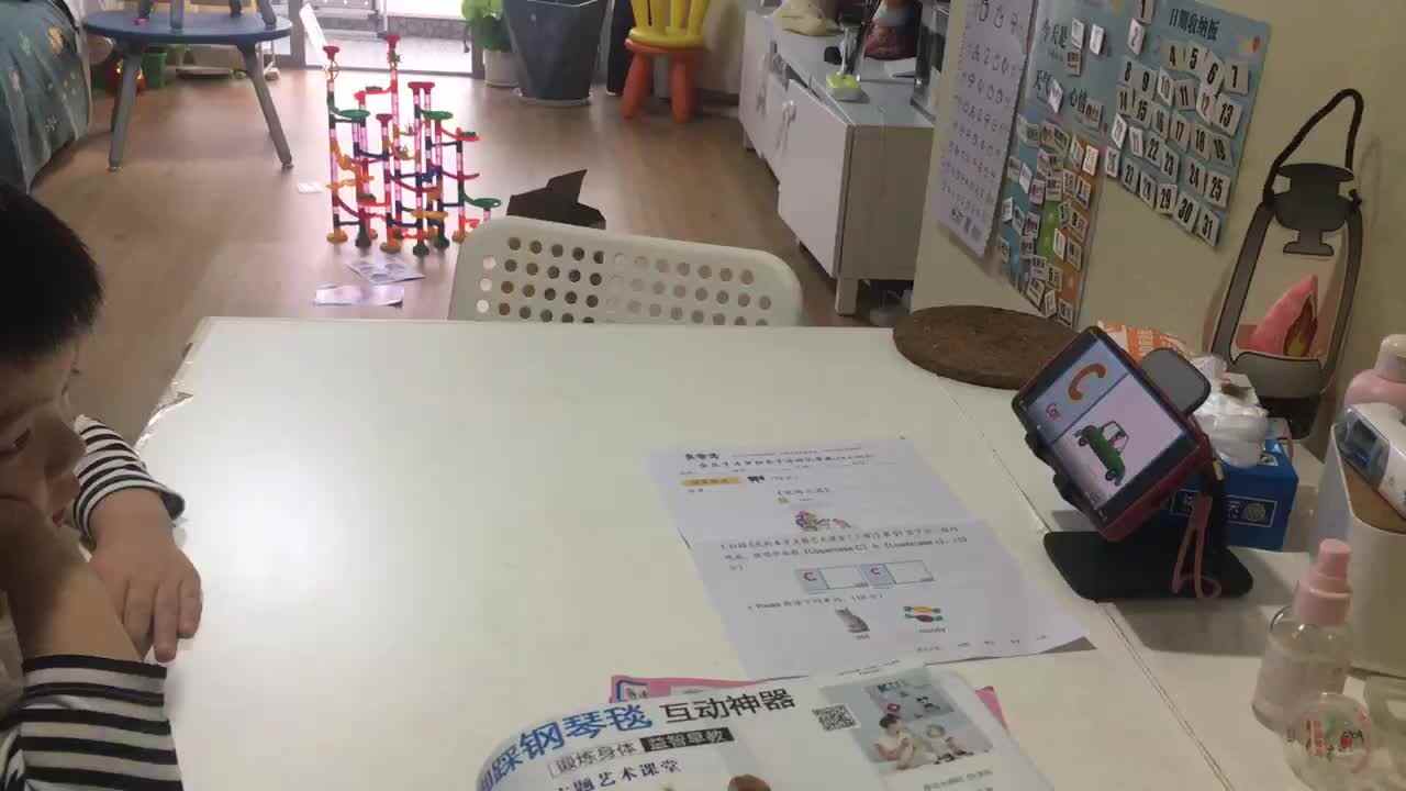 20221104中A班郭睿珩-观看字母歌UC和Lc.mp4