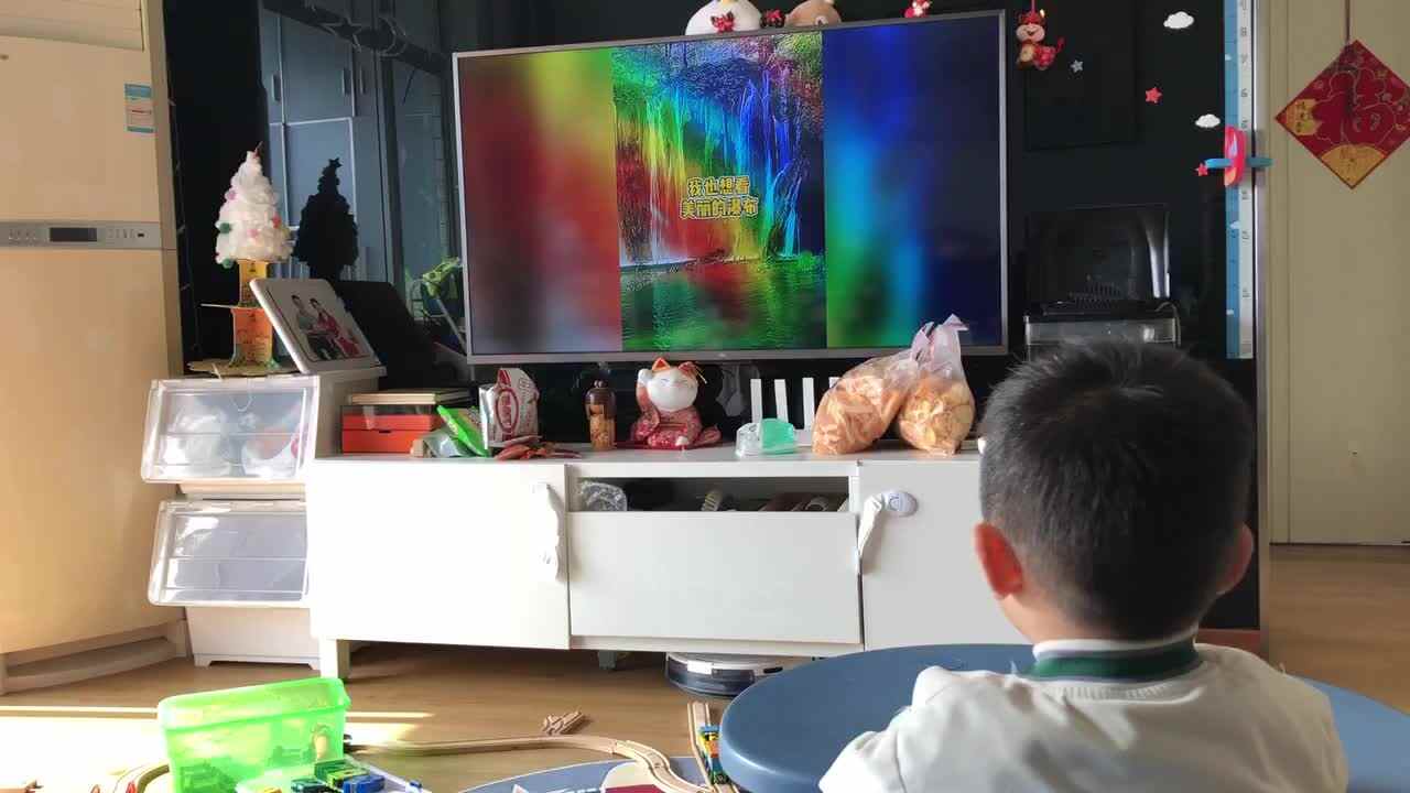 20221125中A班郭睿珩-观看彩色瀑布视频.mp4
