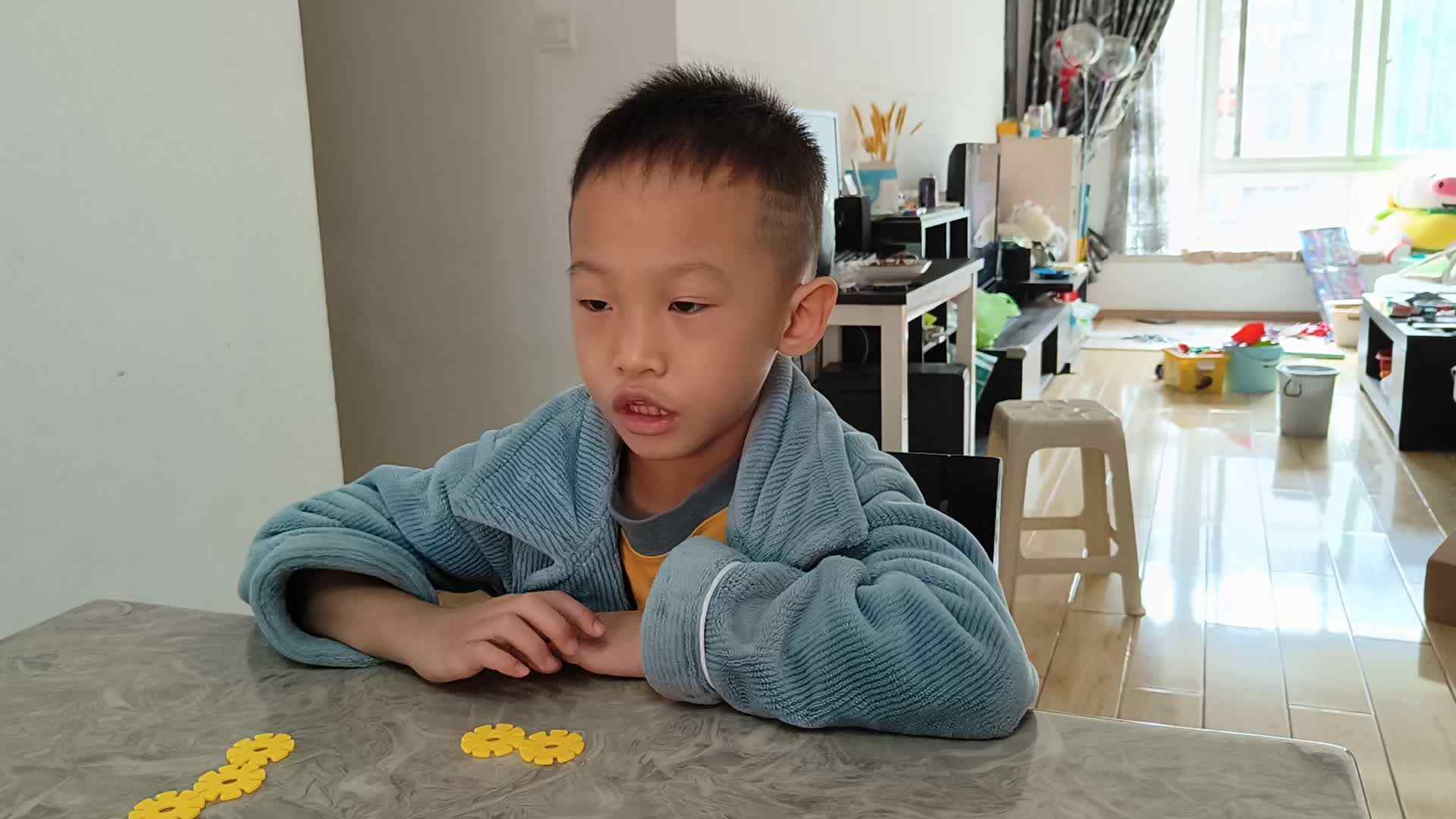 2023级学前B班张梓乐20221109复习数字(2-10的分与合)，背诵(6-10的分与合)
