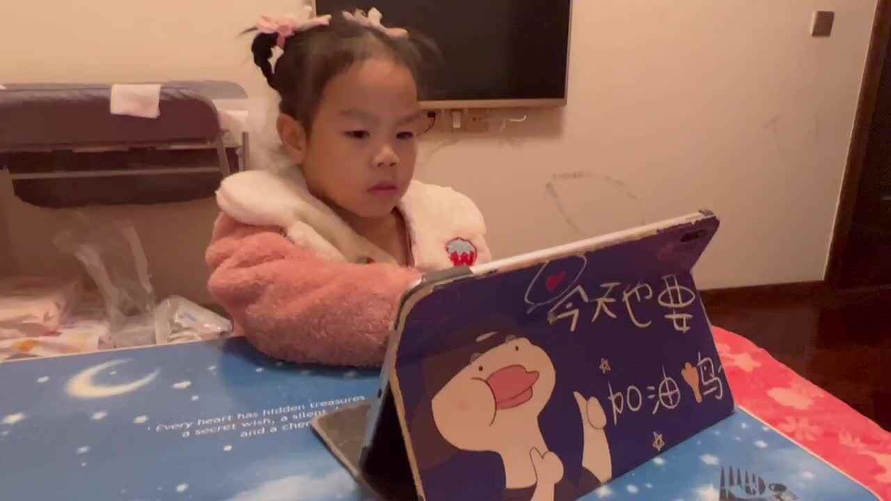 2822.11.15大B班窦语桐，卡洛斯上学.MOV