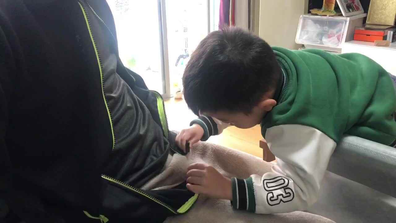 20221123中A班郭睿珩-自己动手拉拉链.mp4