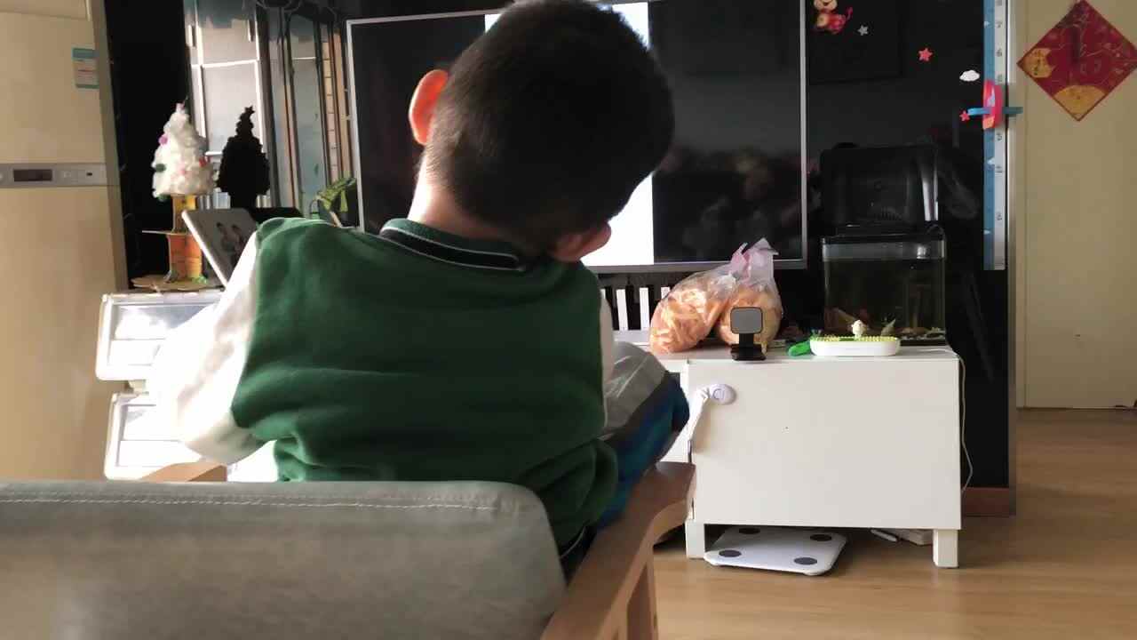 20221124中A班郭睿珩-跟读Too Many Sweets视频.mp4