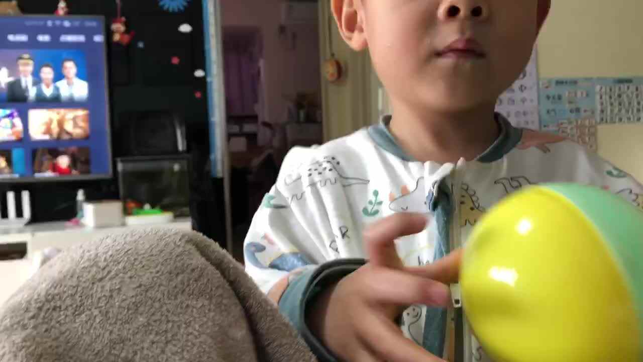 20221122中A班郭睿珩-说说家里哪些是玻璃和瓷器.mp4