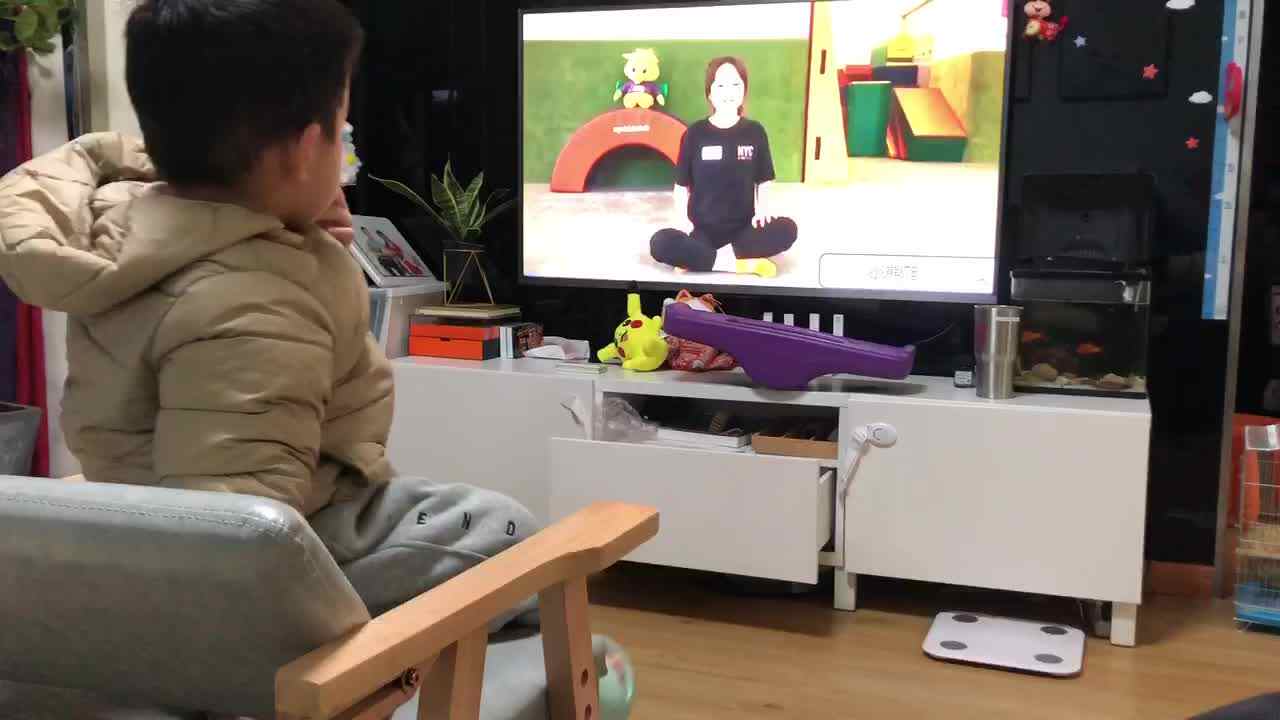 20221209中A班郭睿珩-观看视频小熊爬.mp4