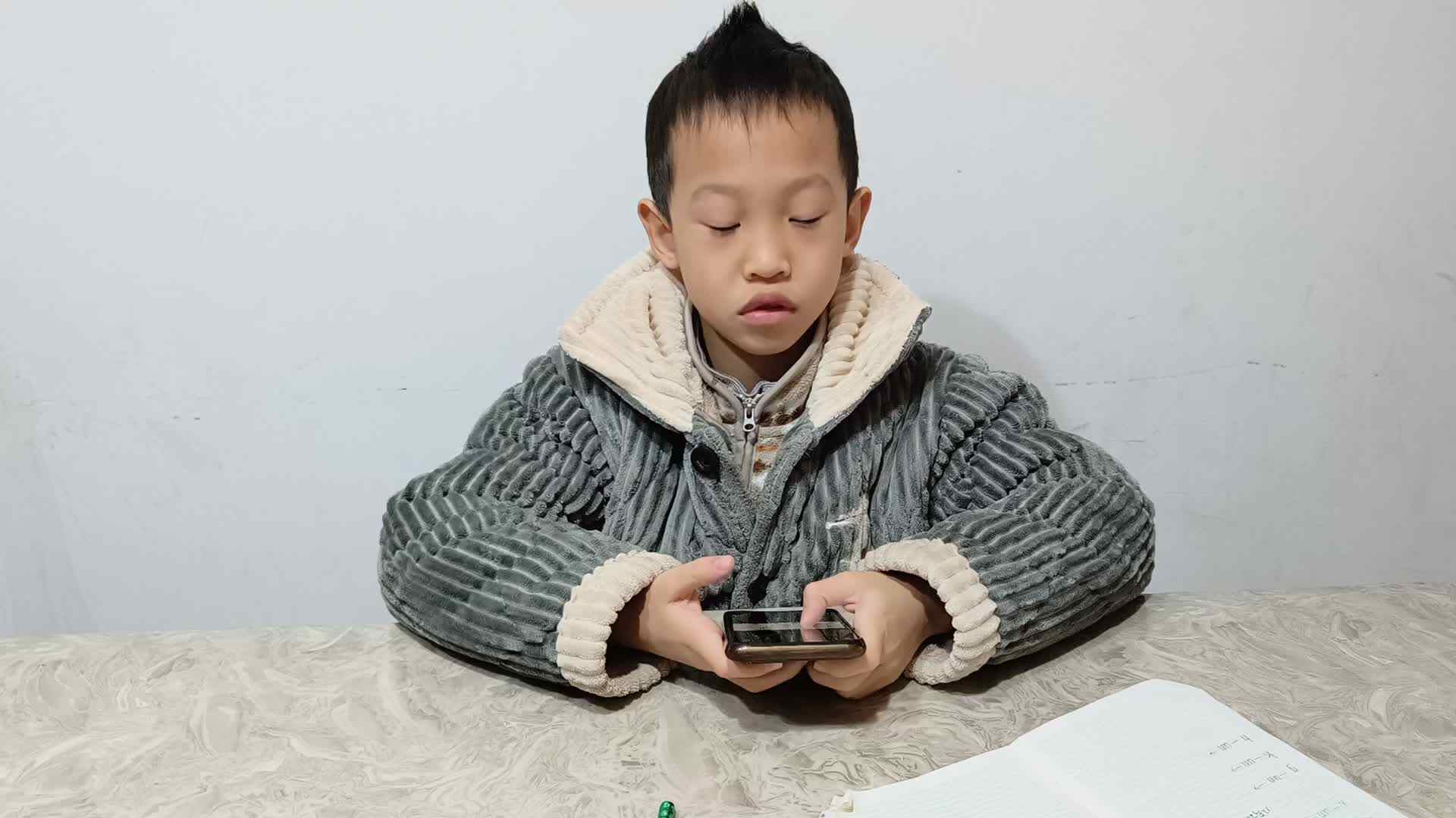 2023级学前B班张梓乐20221220闯关练习，学习前鼻韵母un的发音儿歌，书写四声调，拼读
