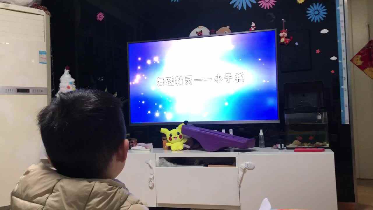 20221205中A班郭睿珩-观看小手摇视频.mp4