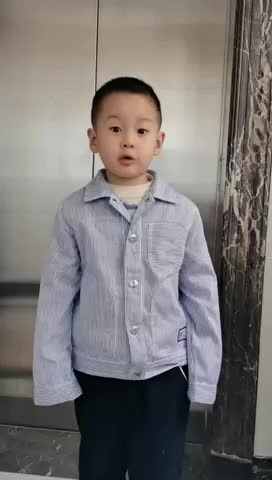 观看《电梯使用安全》后回答“使用电梯需要注意哪些问题呢？”