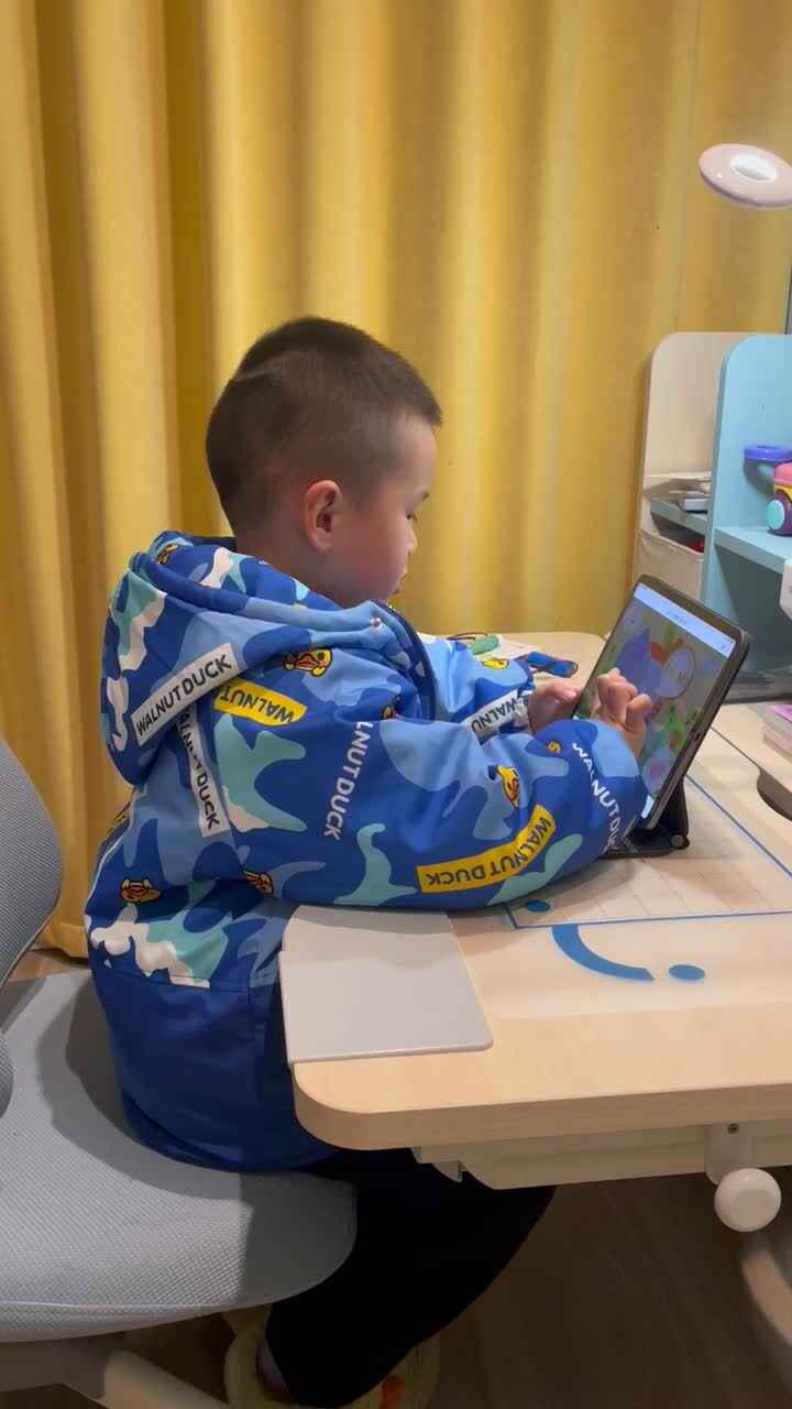 观看视频学习安全《不小心摔倒了怎么办？》