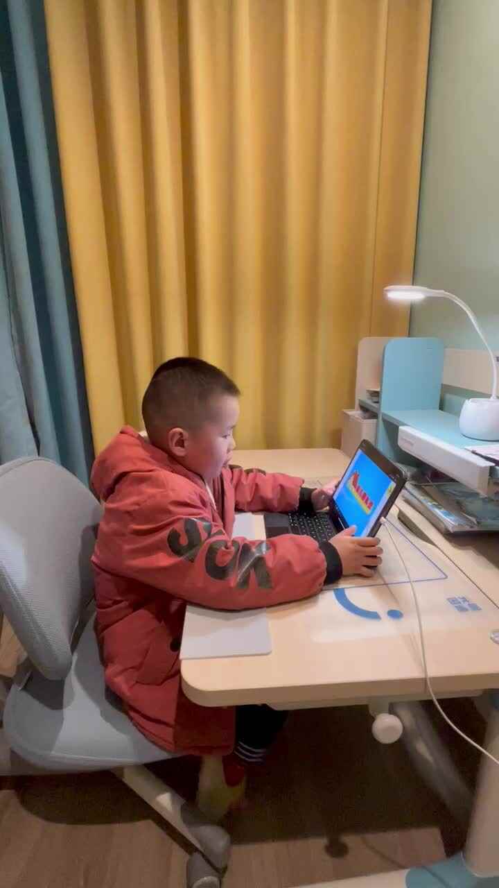 观看视频《午睡起床》