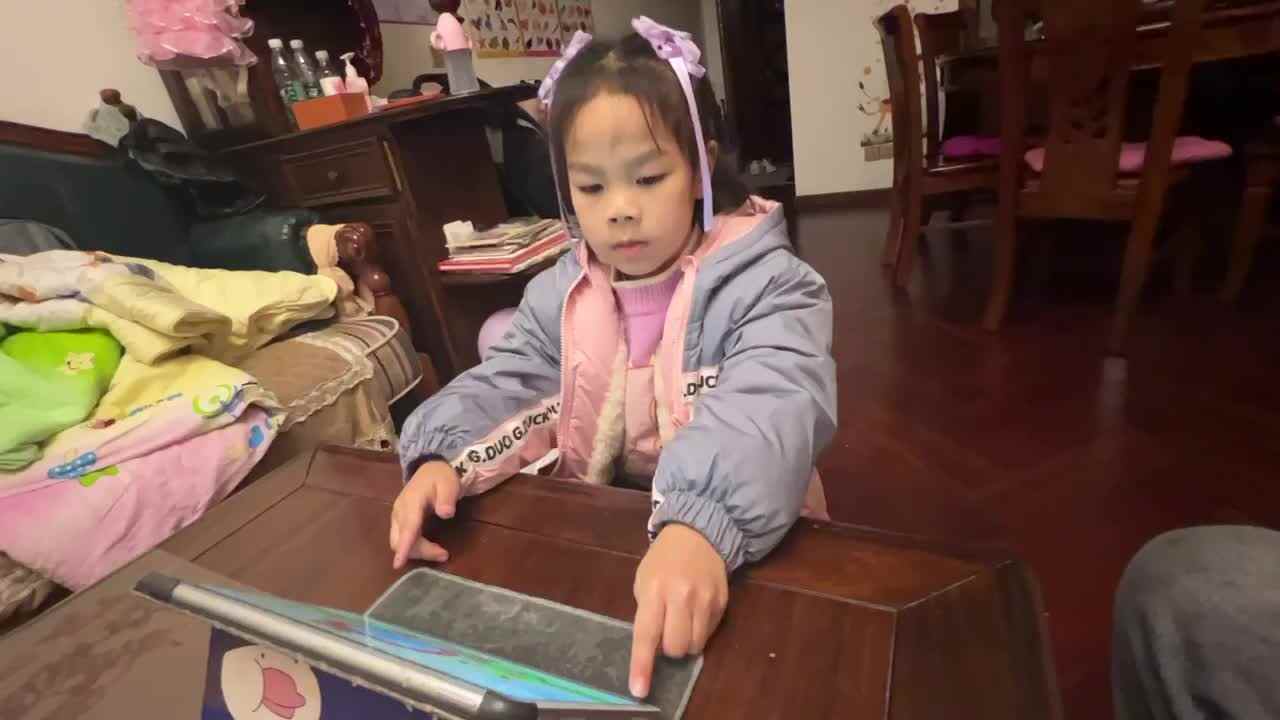 2023.2.8大B班窦语桐，好好走路.MOV