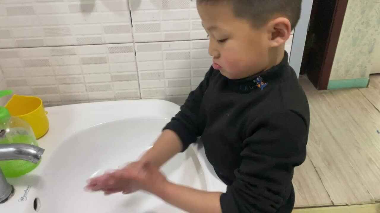 张睦晨学习“七步洗手法”