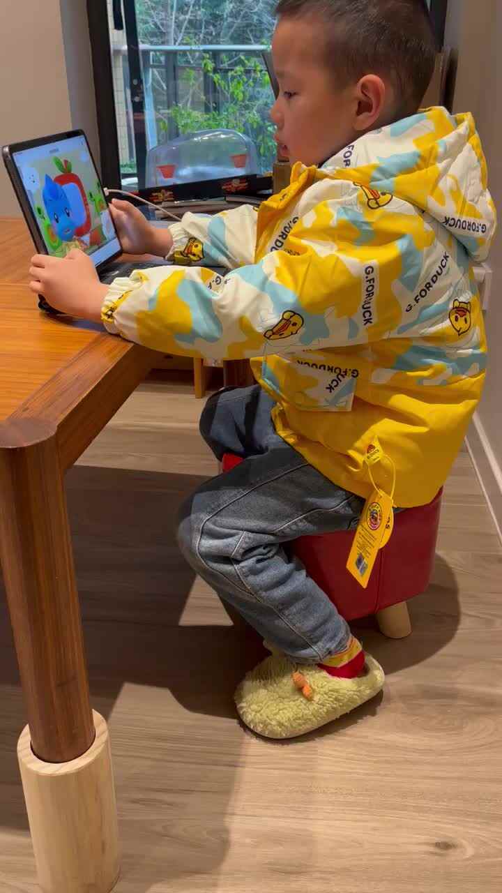 观看视频学习《安全使用铅笔✏️》