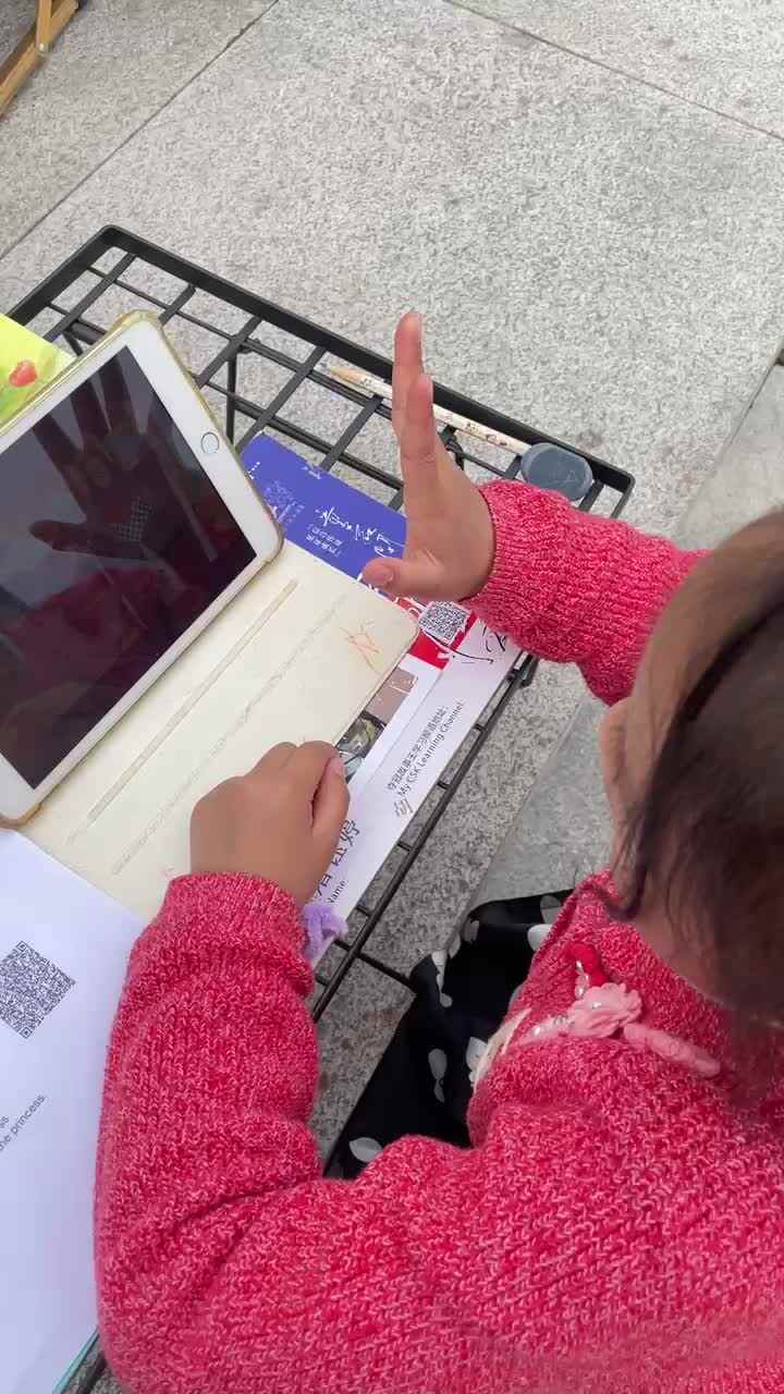 3.4屠钰婷观看、跟唱《Royal Finger Family》.MOV