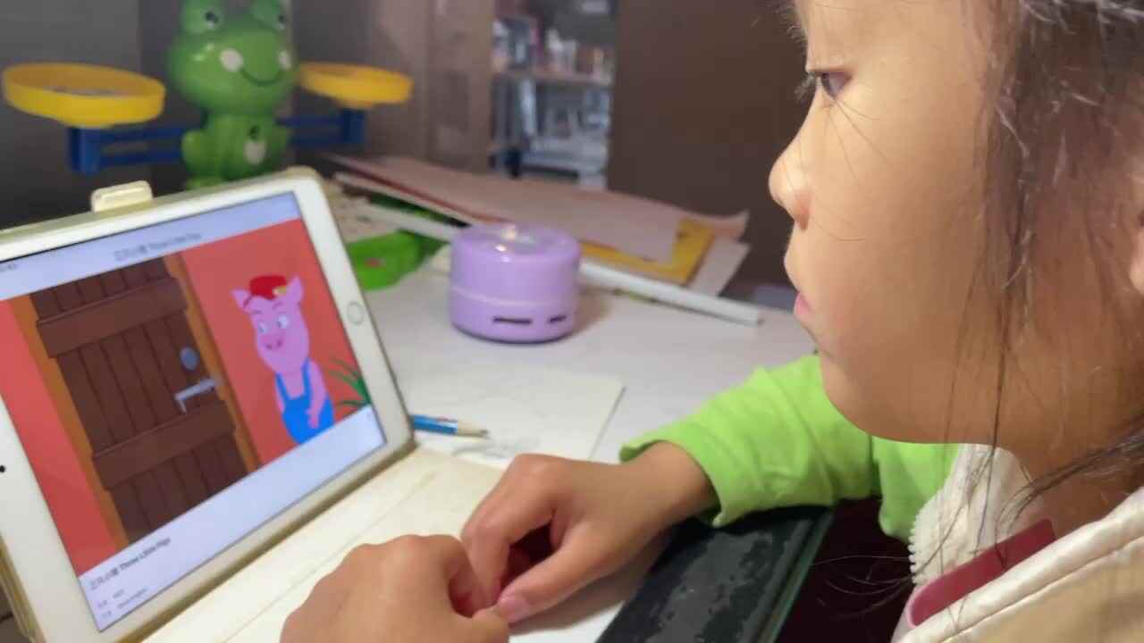 3.26屠钰婷观看英文绘本《The Three Little Pigs》.MOV