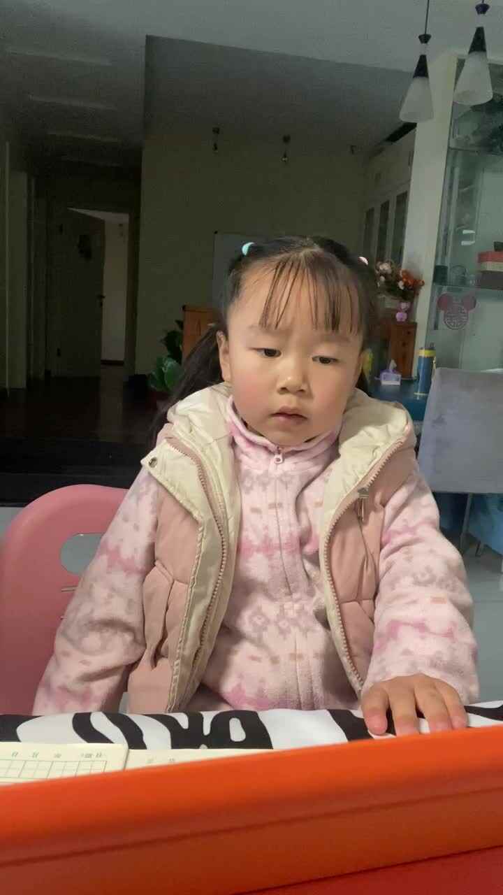 大B班谭一笑观看《谁是山大王》.MOV