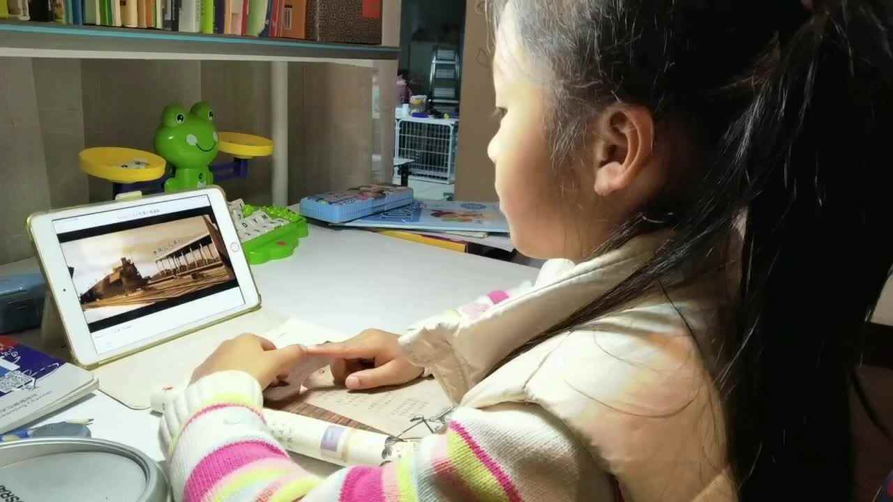 3.30屠钰婷观看视频《从前慢》.MOV