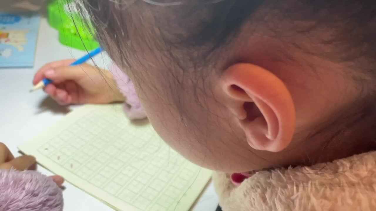 3.25屠钰婷书写笔画“点“”提”和数字“5”“6”.MOV