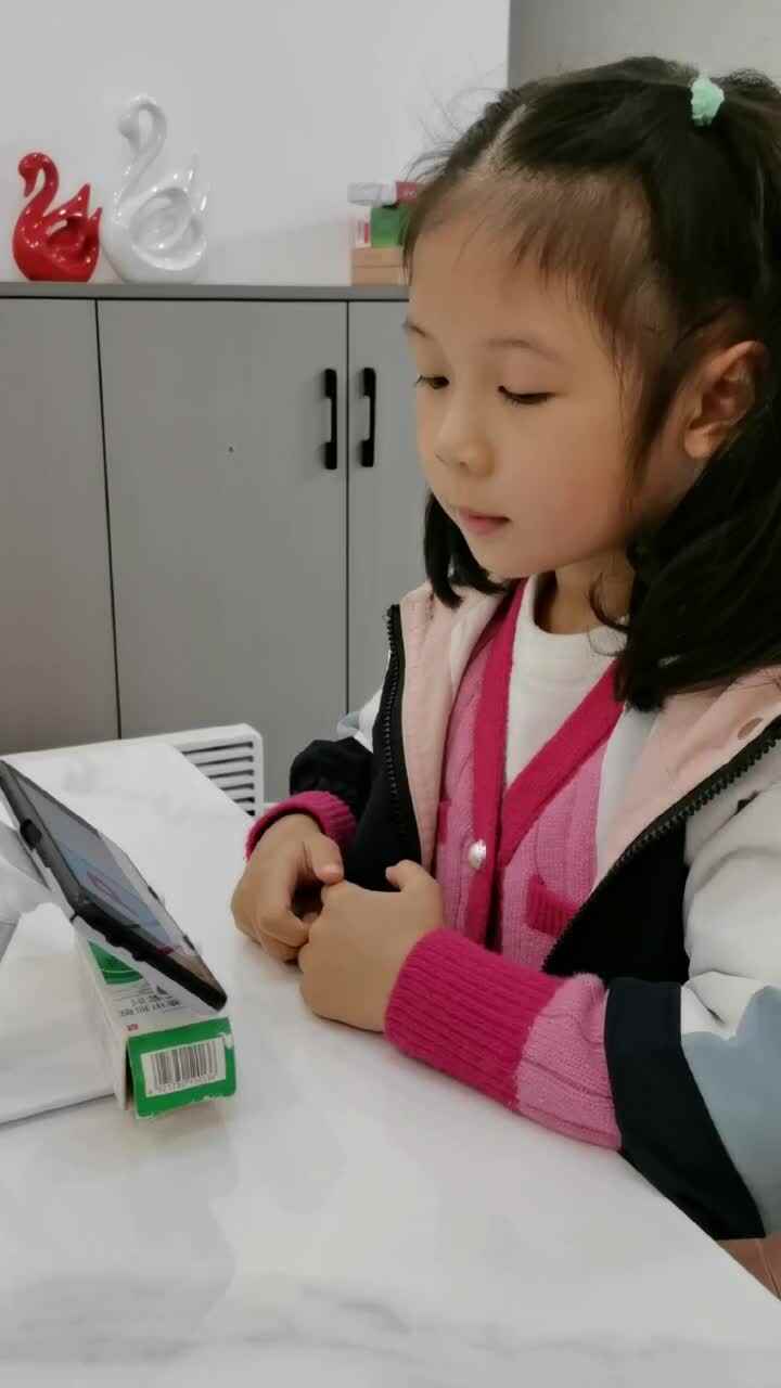 大B班 王偲然 ⁣观看英文视频《Uppercase P》and《Lowercasr P》