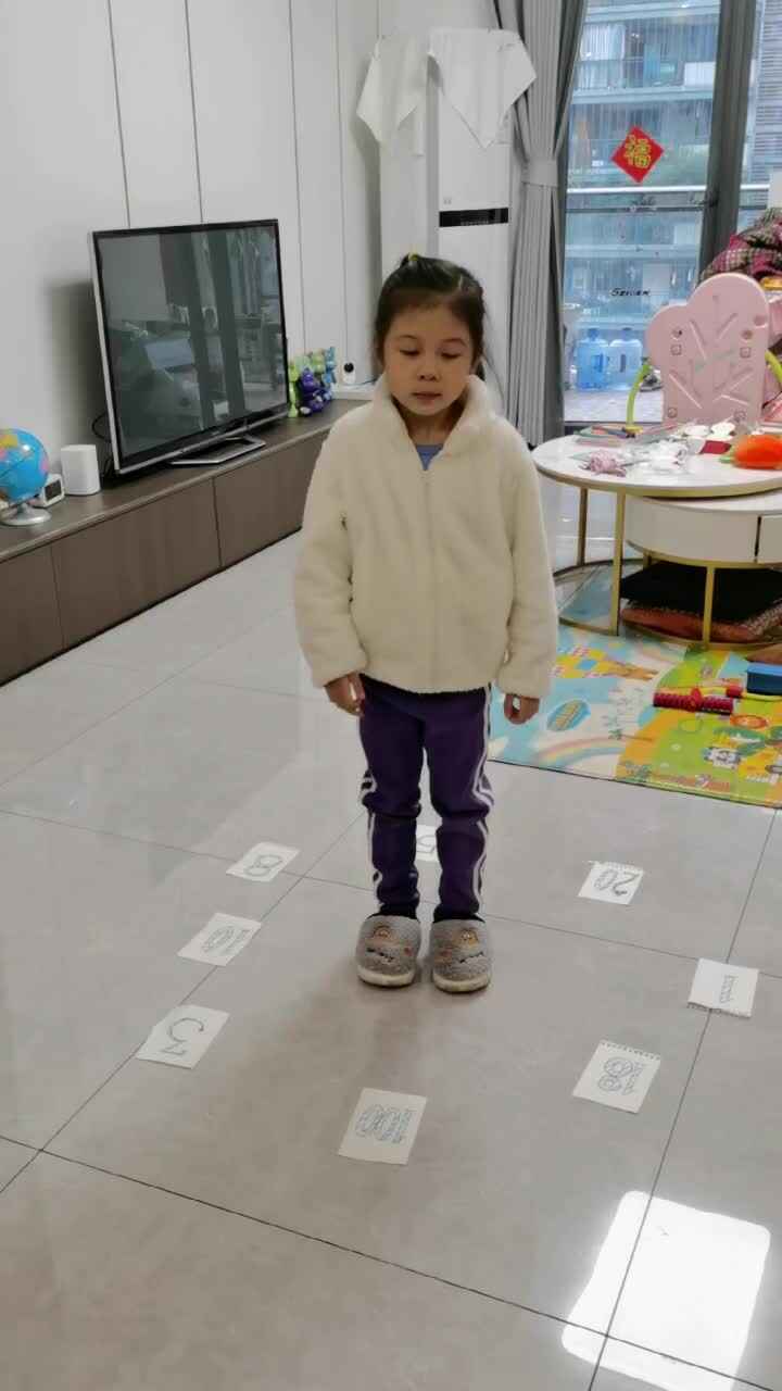 ⁣⁣大B班 王偲然 《数字踩踩踩》