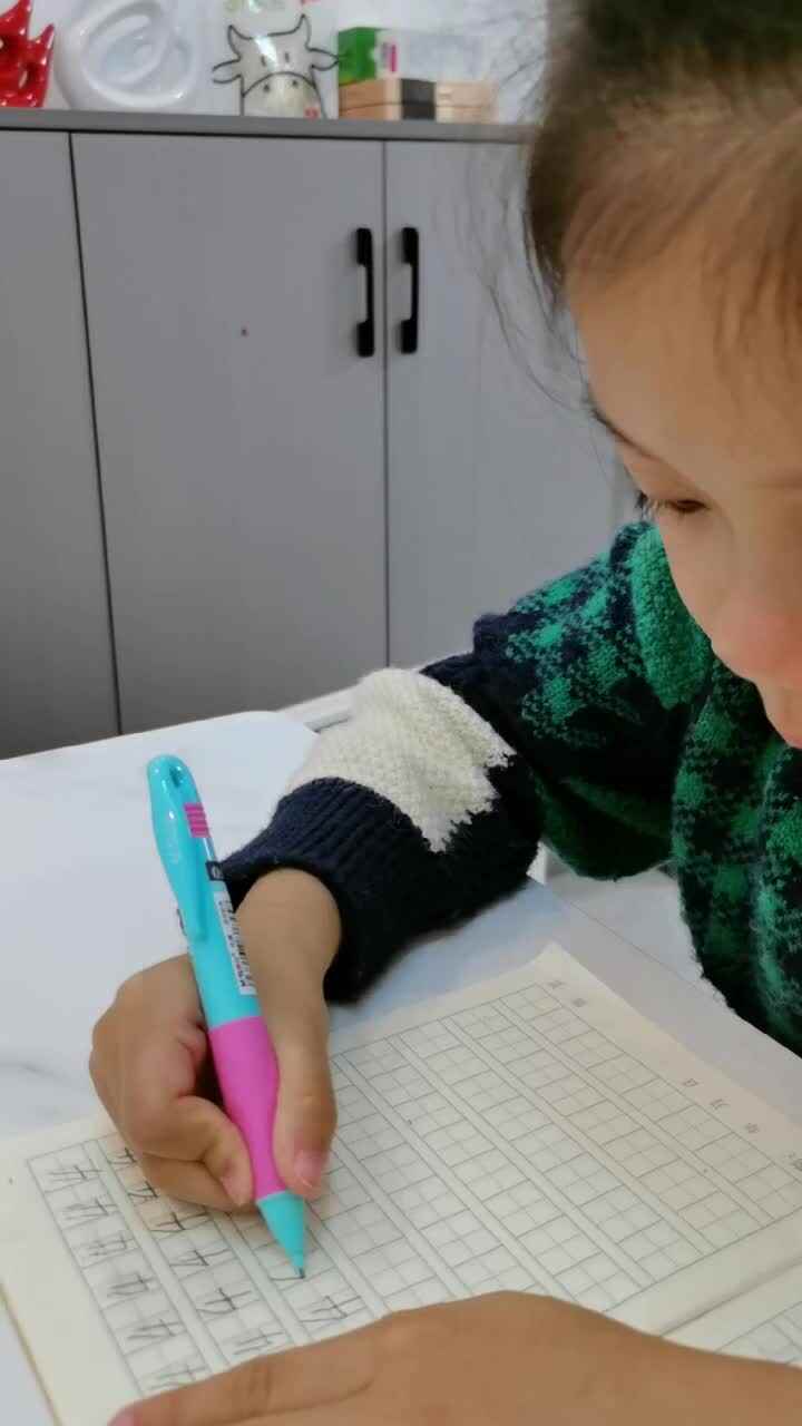 ⁣大B班 王偲然 书写数字4
