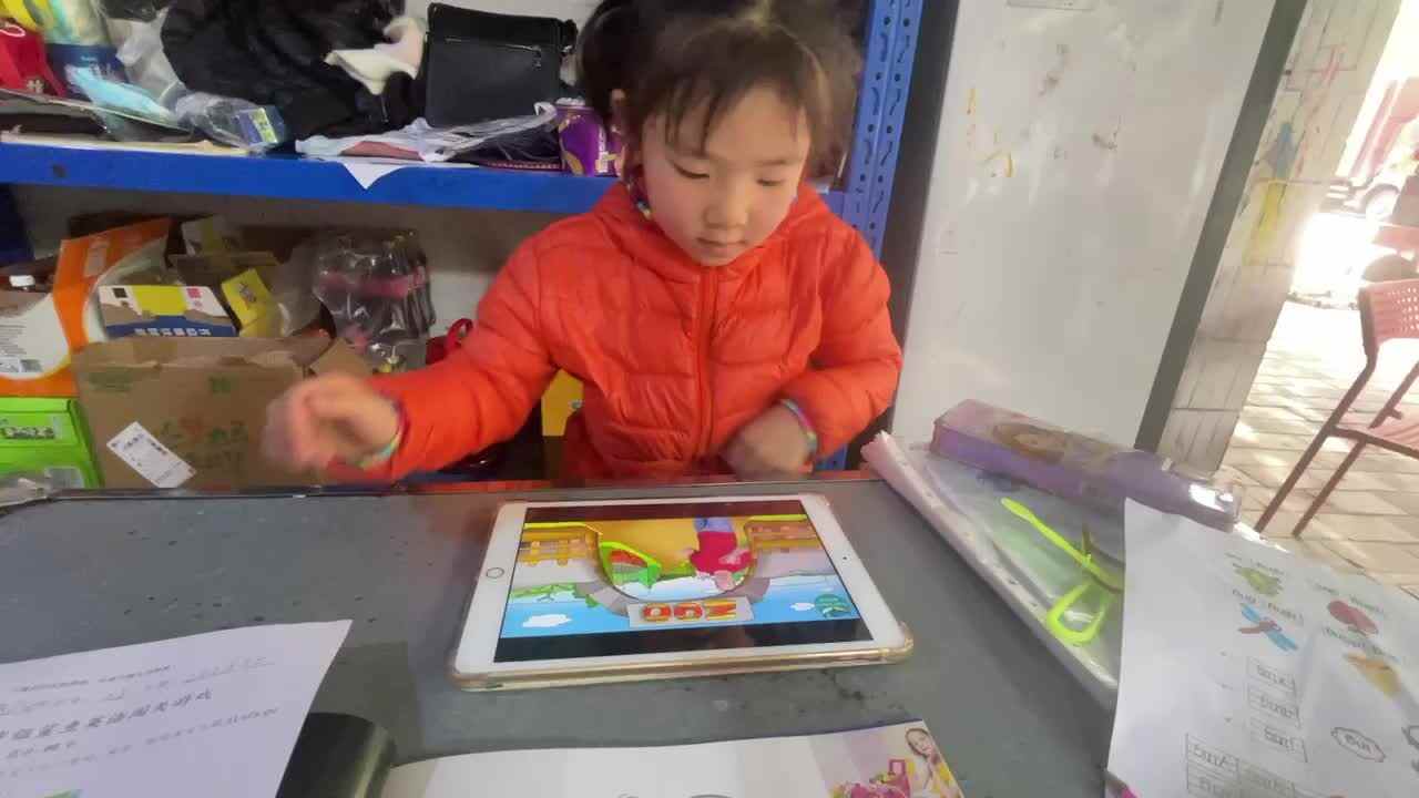英文视频《Zoo animals》