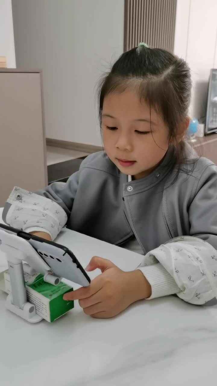 ⁣大B班 王偲然 观看《植树节的由来》