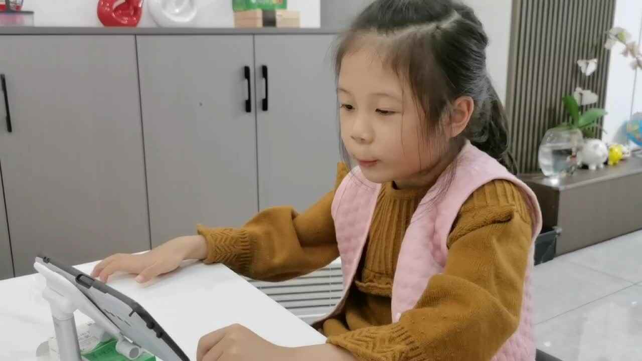 ⁣大B班 王偲然 观看视频《黄果树瀑布》