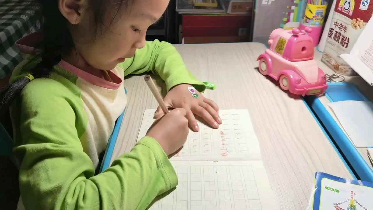 4.17屠钰婷⁣书写笔画竖横.MOV