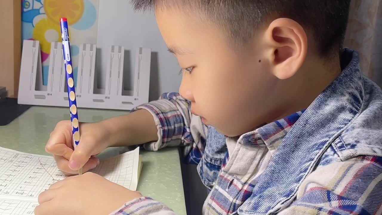 2023级B班20230428吴艺轩闯关练习-书写汉字“白、云”.MOV