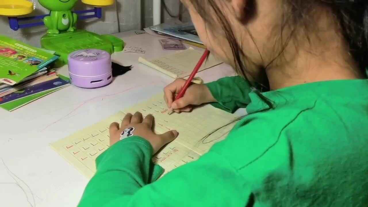 4.12屠钰婷书写笔画竖提和数字0.MOV