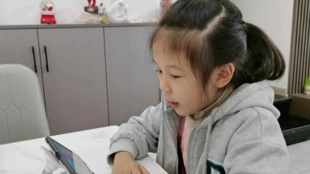 大B班 往偲然 ⁣观看安全视频：《走斑马线》