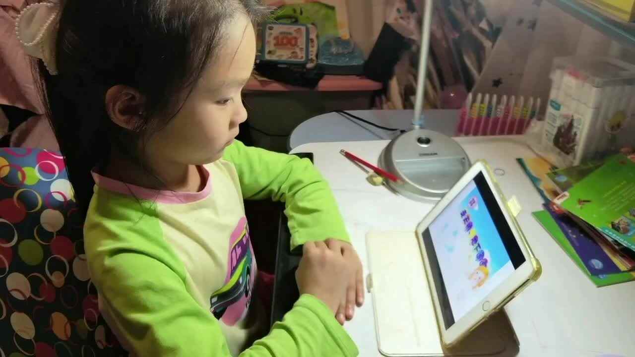 4.11屠钰婷观看安全视频学习《走天桥，地下通道》.MOV