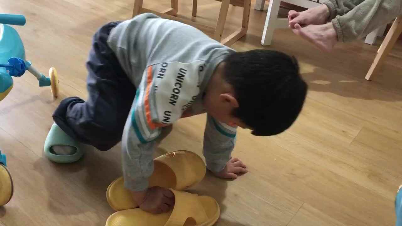 20230409中A班郭睿珩-为家人拿拖鞋.mp4