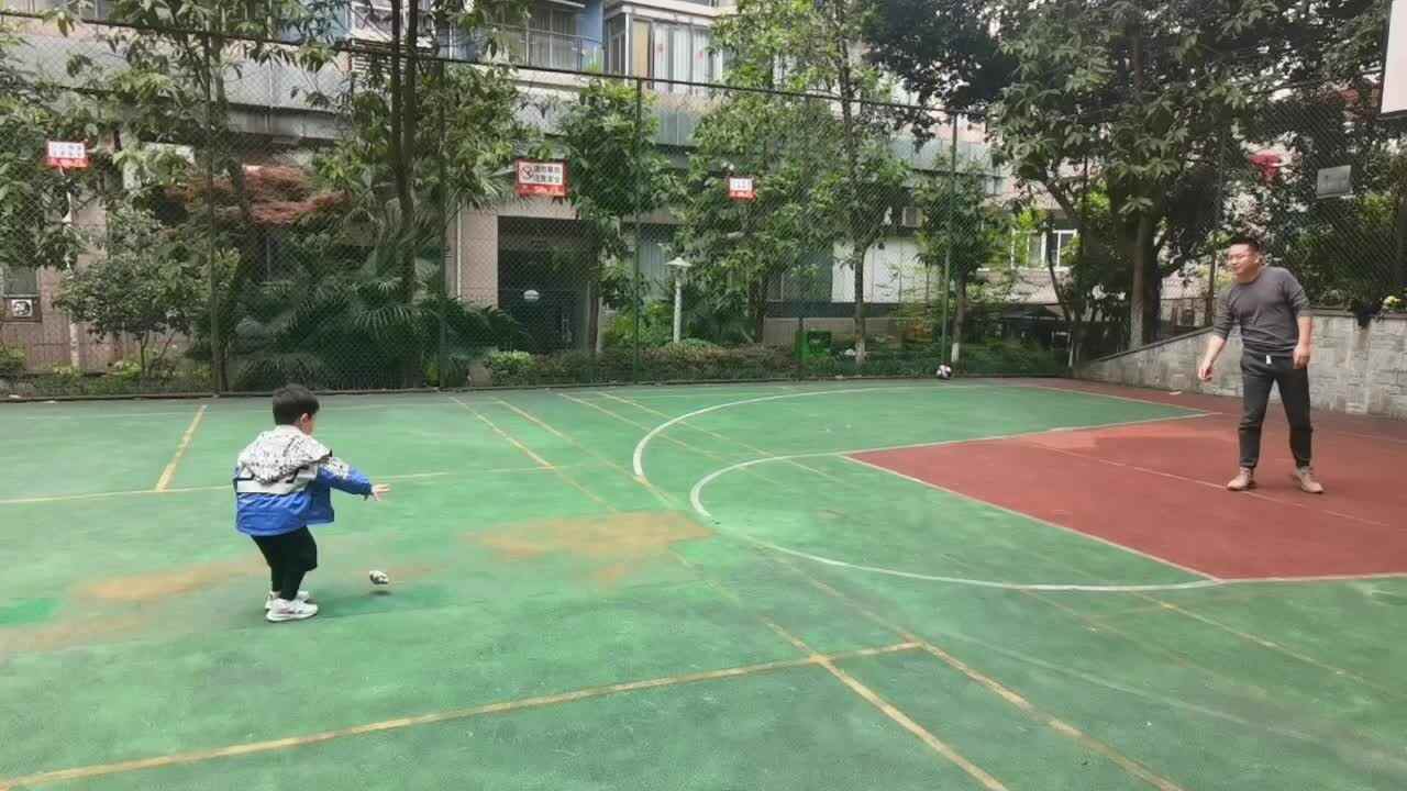 20230409中A班郭睿珩-扔沙包.mp4