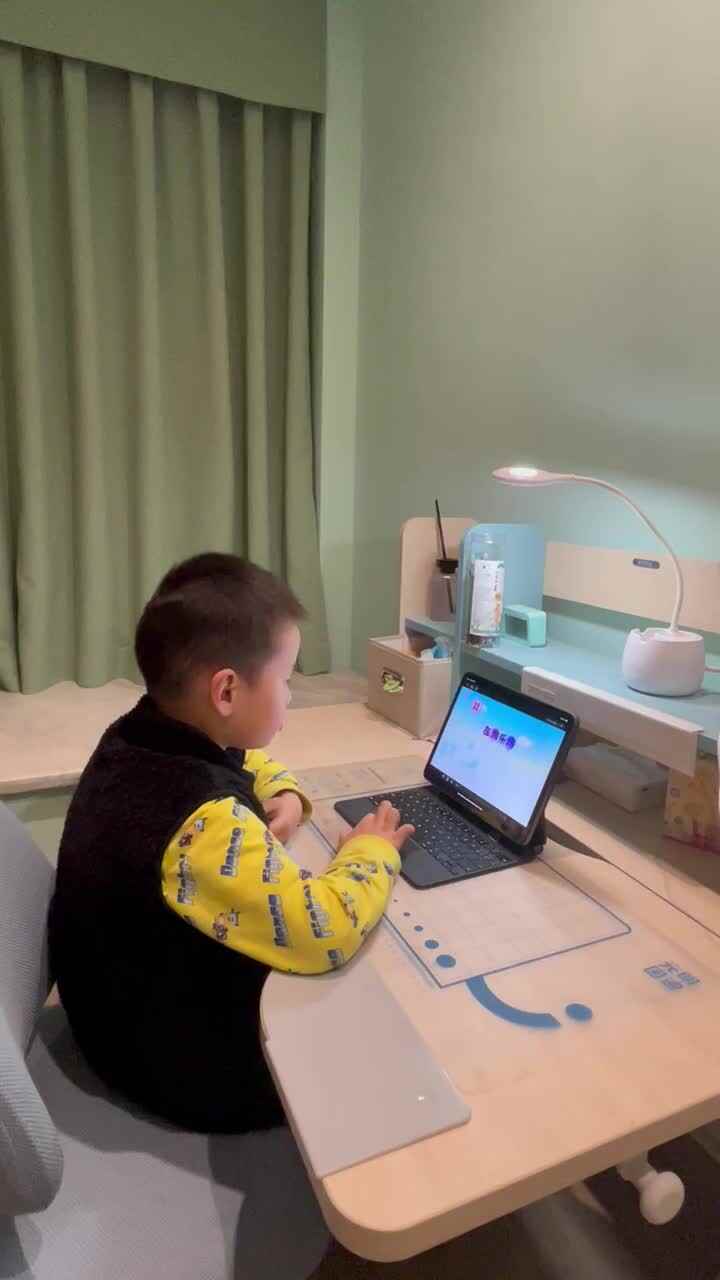 观看安全视频《在游乐场》上