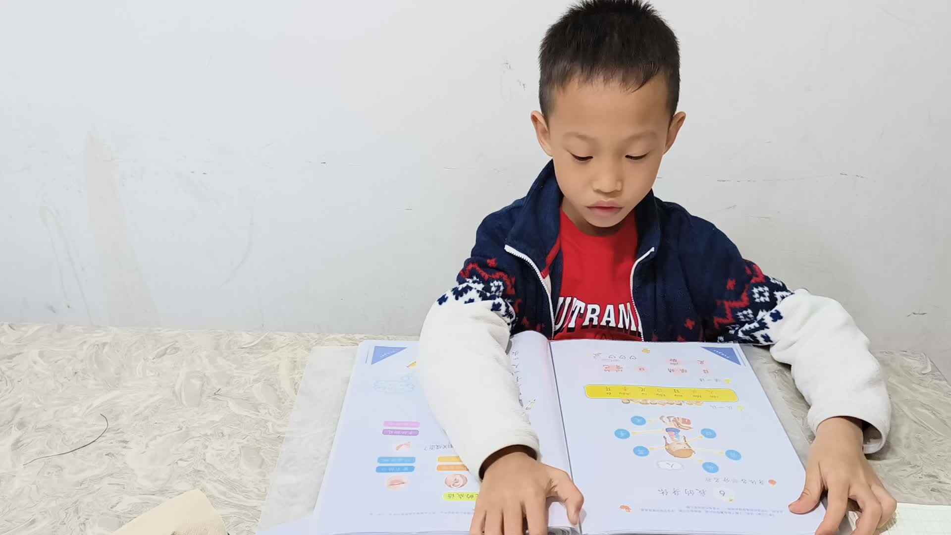 2023级学前B班张梓乐20230404闯关练习，指读学前识字及阅读25页所有部分，完成汉字：大，小的书写练习