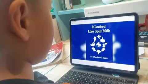 观看英文绘本《It Looked Like Spit Milk 看上去像打翻的牛奶》