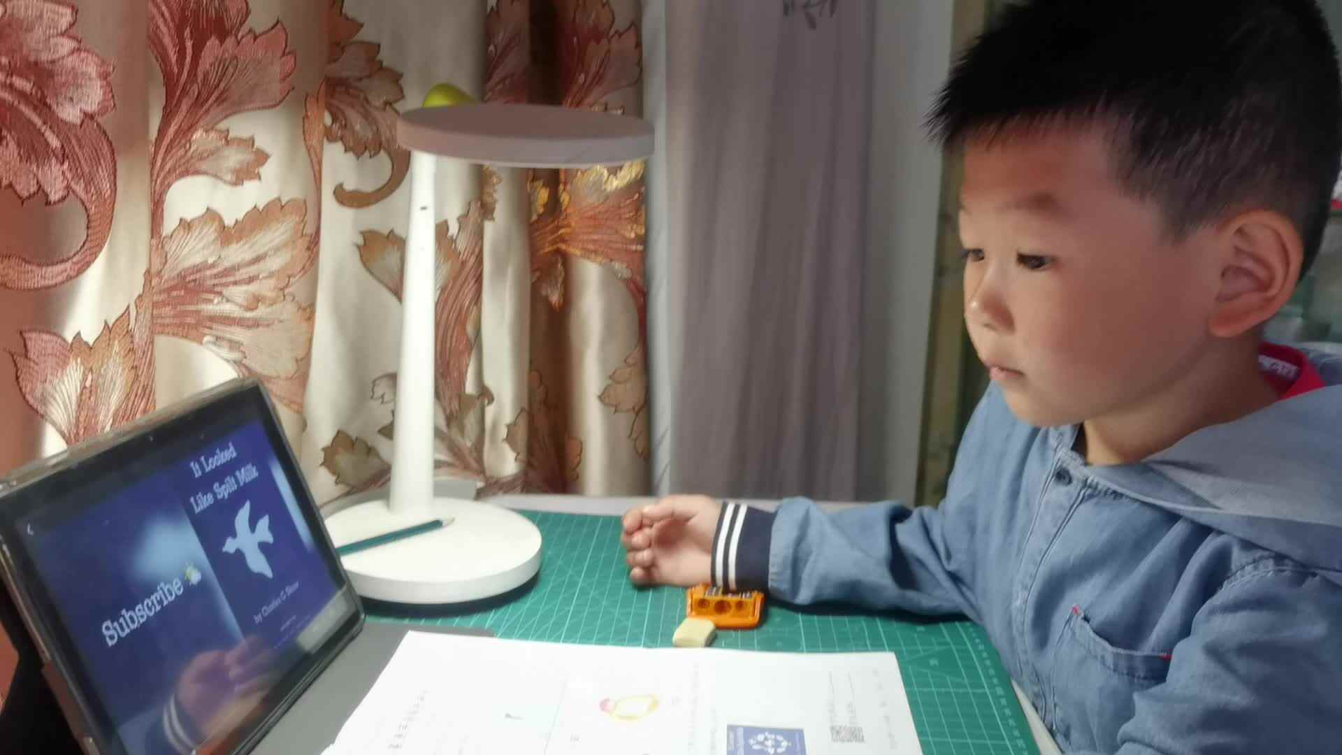 观看英语绘本 看上去像打翻的牛奶 .mp4