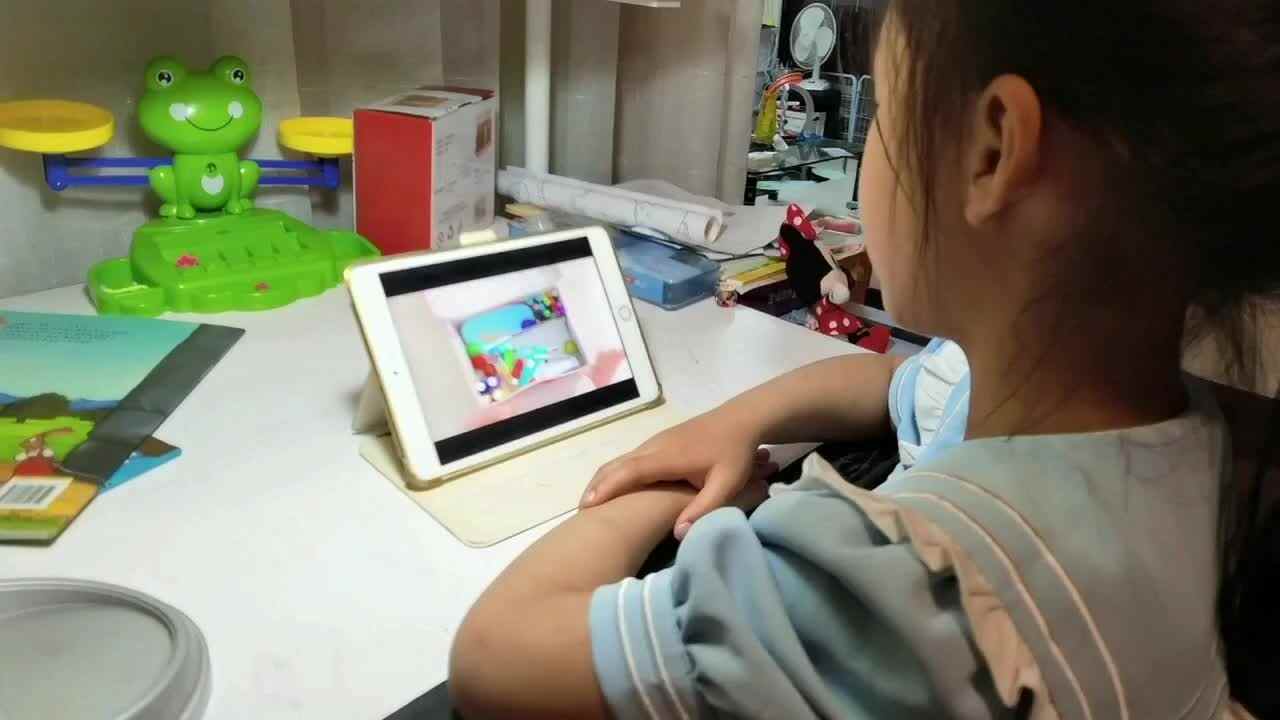 5.4屠钰婷观看英语儿歌《My Sister Song》.MOV