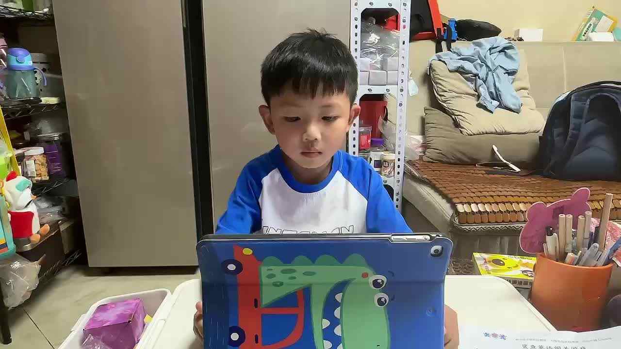 2023.5.6观看英文绘本《看上去像打翻的牛奶》
